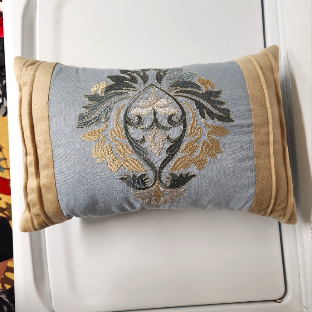 Decorative pillow